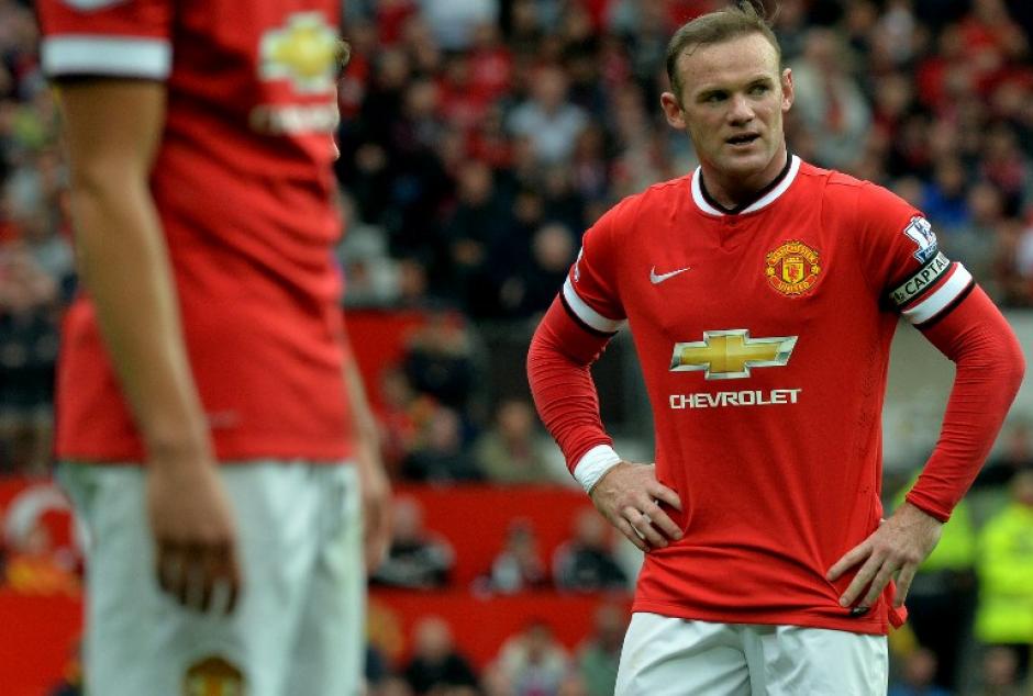 Wayne Rooney muestra su molestia tras la derrota de su equipo 1-2 en casa en el debut de Van Gaal y el inicio de la Premier League. (Foto: AFP)