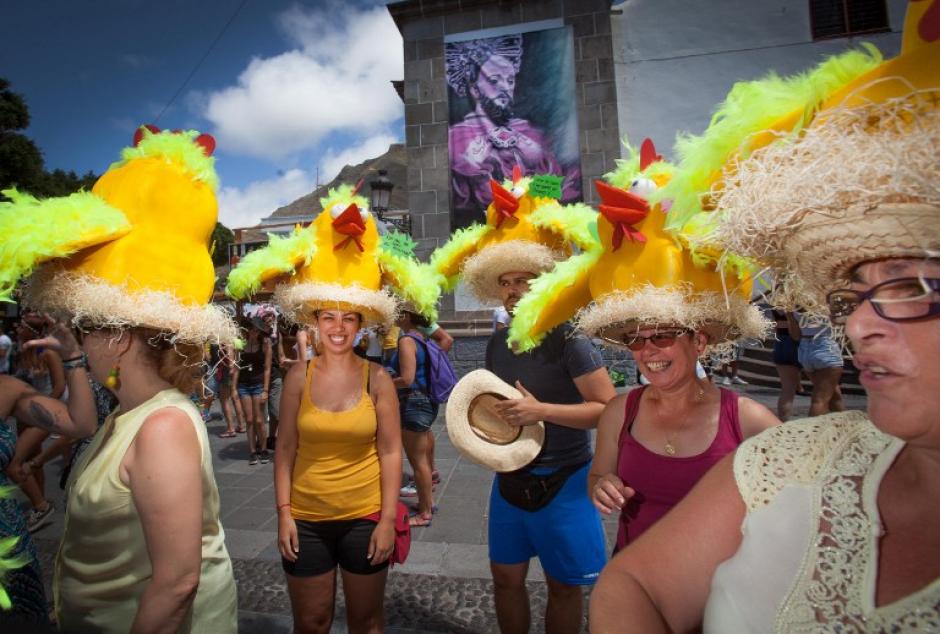 Los participantes de la Feria de la Pamela posan con sus sombreros de fantas&iacute;a en Tejina, en la isla canaria de Tenerife. (Foto: AFP/DESIREE MARTIN)