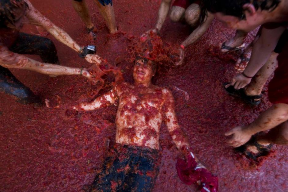 Cubierto en tomate, as&iacute; celebro este participante en la famosa &ldquo;Tomatina&rdquo;, en Bu&ntilde;ol, Valencia. (Foto: Gabriel Gallo/AFP)
