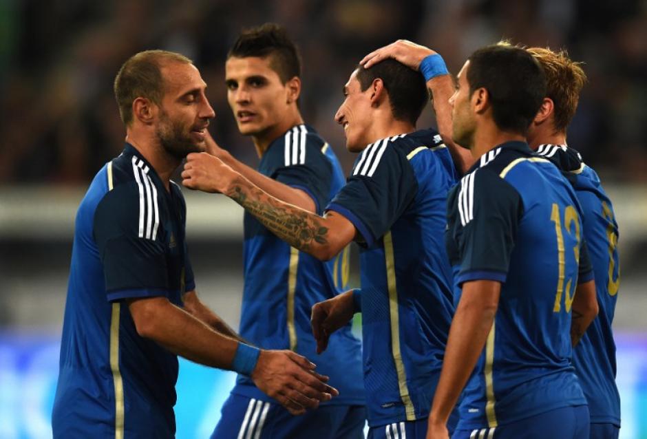 Los argentinos celebran uno de los cuatro goles anotados a Alemania. (Foto: AFP)