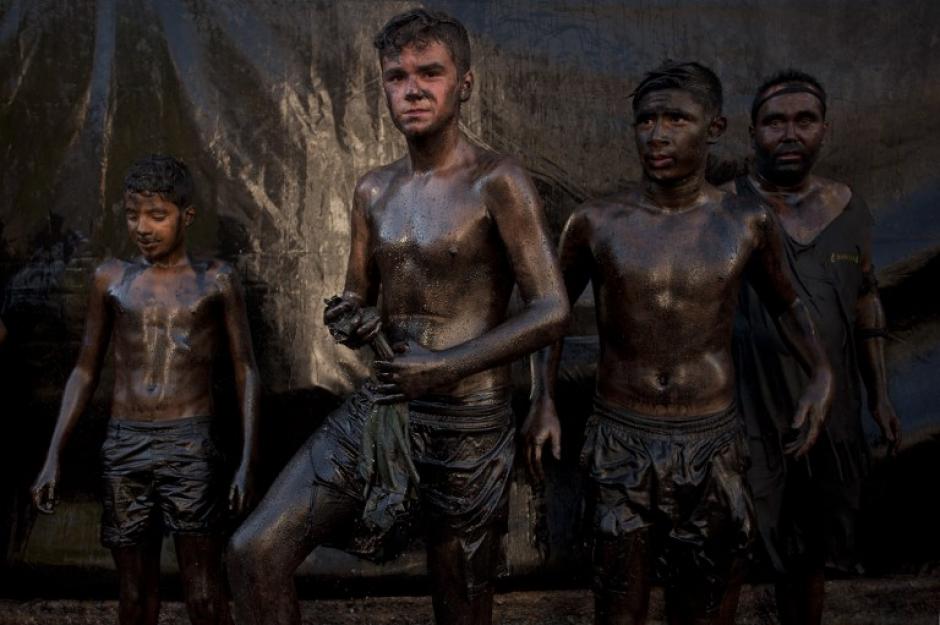 Personas cubiertas con grasa negra celebraron las fiestas tradicionales de la Cascamorras, en Baza, cerca de Granada, el 6 de septiembre de 2014. (Foto: AFP/JORGE GUERRERO)