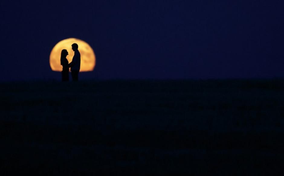 Una pareja aprovech&oacute; la Superluna para tomarse una imagen inolvidable, en Burgos, Espa&ntilde;a. (Foto: Cesar Manso/AFP)