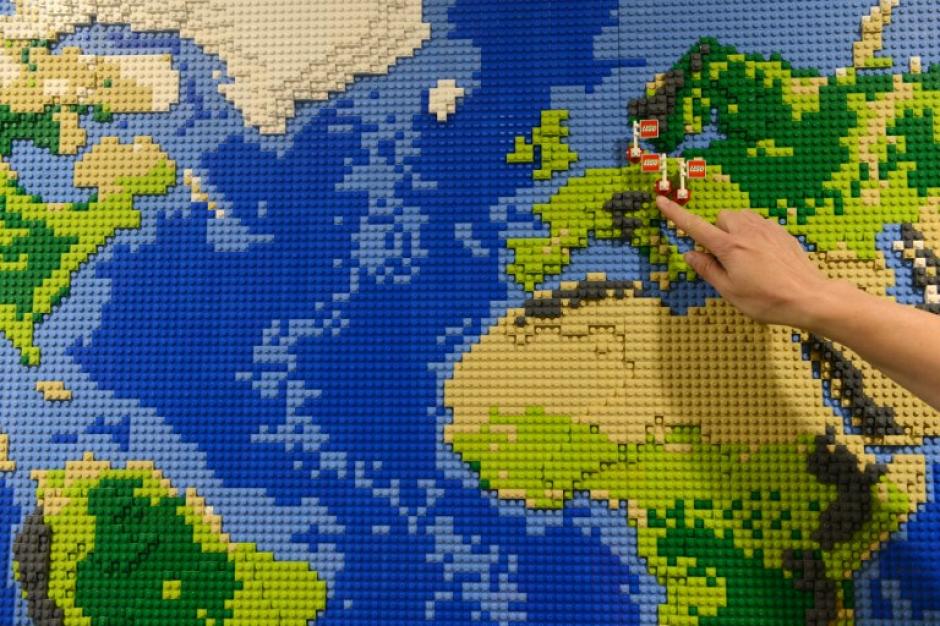 Un Mapa Mundi hecho completamente de Lego, sirve para ubicar las f&aacute;bricas de esta empresa ubicadas en Europa. (Foto: Michal Cizek/AFP)&nbsp;