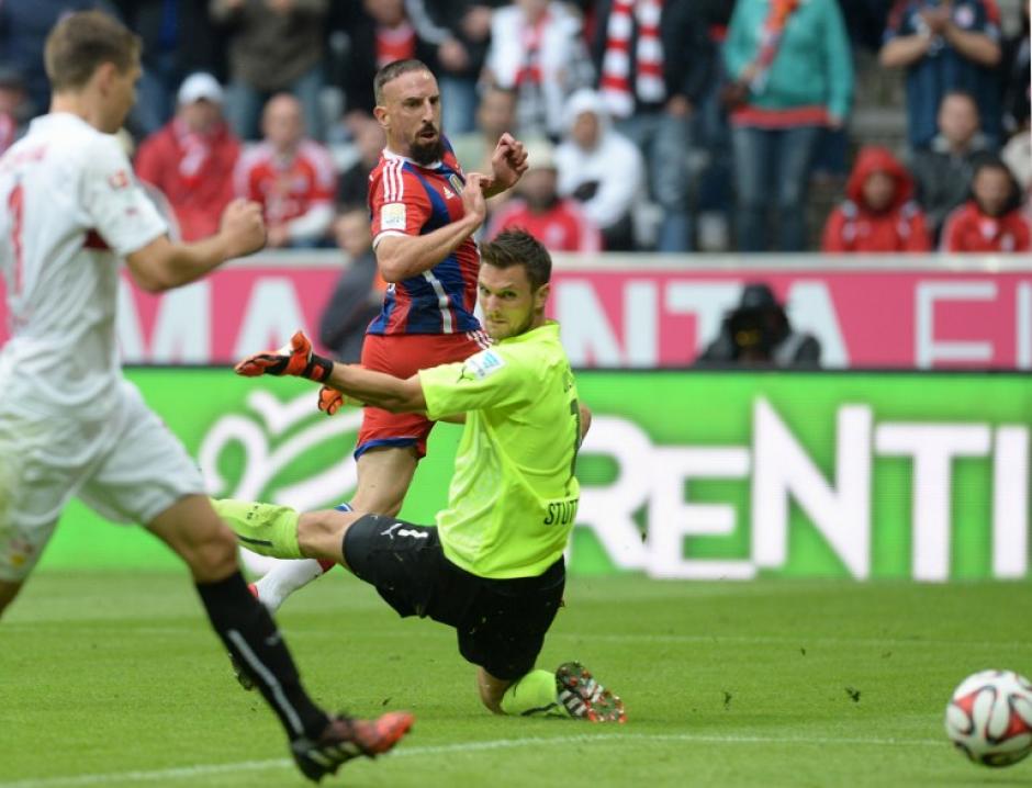 El franc&eacute;s Franck Rivery consigue el segundo gol en el triunfo del Bayer Munich sobre el Stuttgart.