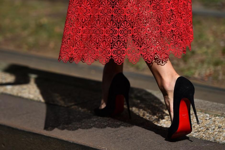 Una invitada se representa en la calle antes de un espect&aacute;culo durante el 2015 Primavera / Verano Milan Fashion Week el 21 de septiembre de 2014 en Mil&aacute;n. (Foto: AFP / GABRIEL BOUYS)