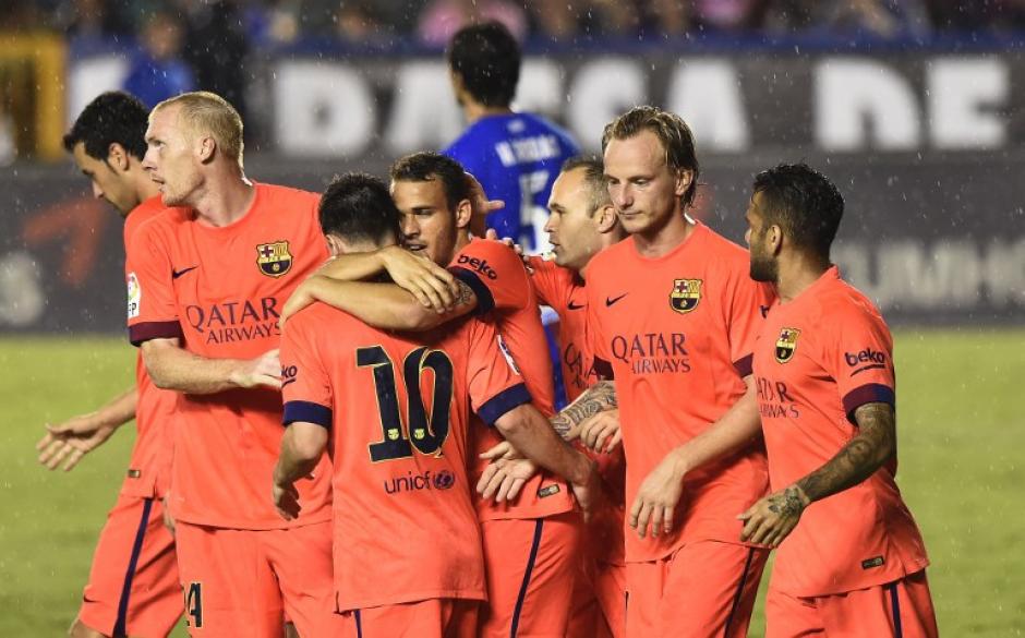 Messi es felicitado por sus compa&ntilde;eros tras anotar el 5-0 del juego ante el Levante. (Foto: AFP)