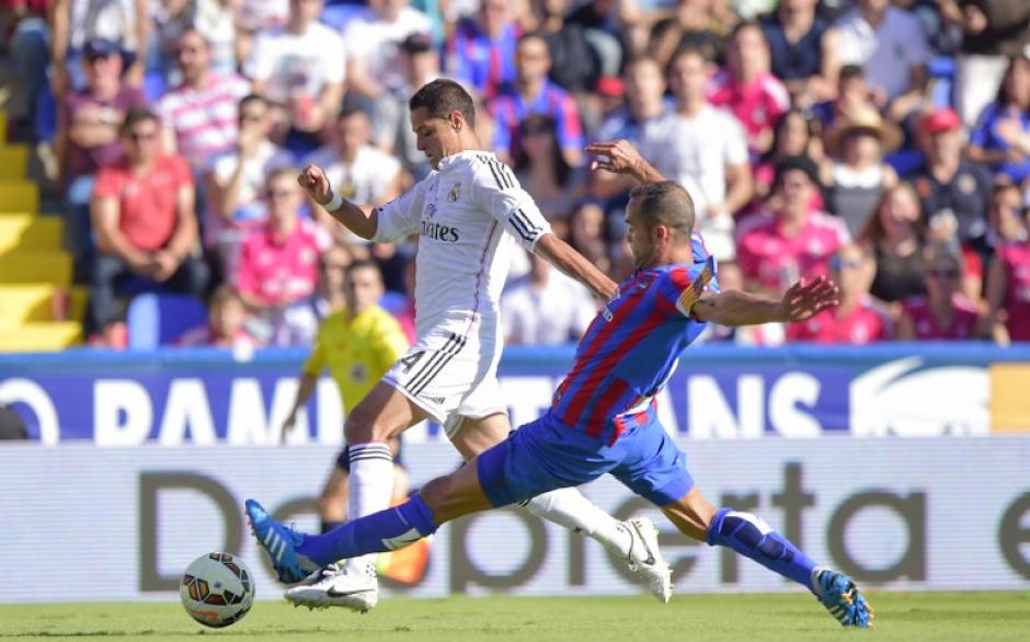 El delantero mexicano del Real Madrid Javier Hern&aacute;ndez compite con el defensor del Levante Juanfran durante el partido de este s&aacute;bado de la liga espa&ntilde;ola. (Foto: AFP)