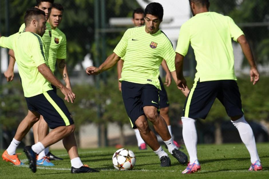 Su&aacute;rez se entrena esperando debutar el s&aacute;bado con el Barcelona en la Liga ante el Real Madrid. (Foto: AFP)