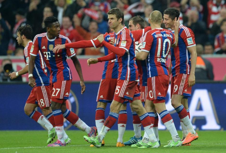 Lewandowski es felicitado tras anotarle a su exequipo. (Foto: AFP)