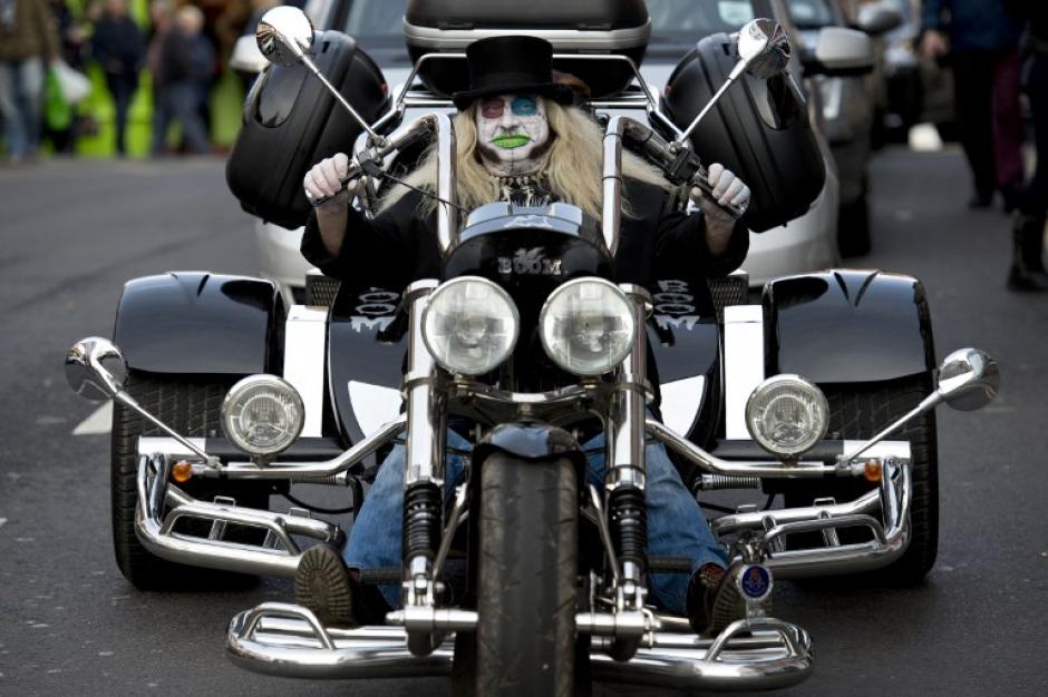 Esta motocicleta modificada se robo el show, su propietario desfila por las calles de Whitby en donde se realiza el festival g&oacute;tico. (Foto: Oli Scarff/AFP)