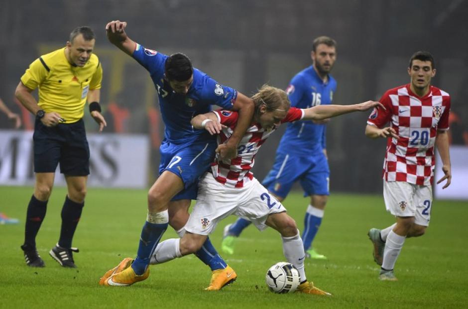 El delantero italiano, Graziano Pelle, pelea por el bal&oacute;n con el defensa croata, Domagoj, durante un partido para calificar en la Eurocopa 2016. (Foto: AFP/ OLIVIER MORIN)&nbsp;