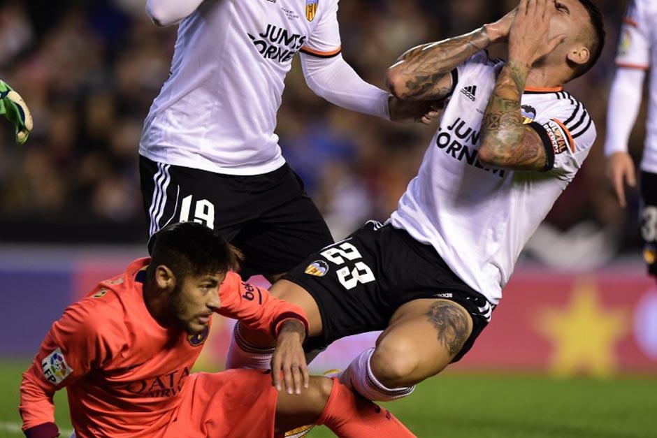 Neymar se salv&oacute; de ver la amonestaci&oacute;n tras el cabezazo que le peg&oacute; a Otamendi durante el juego entre el Valencia y el Barcelona. (Foto: AFP)