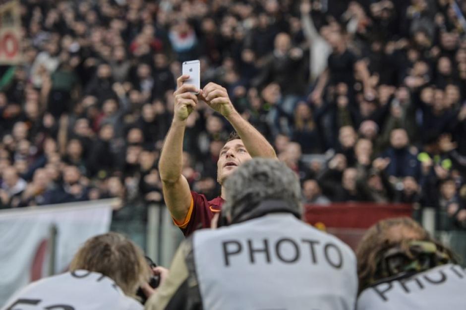 Totti se rob&oacute; las c&aacute;maras tras la "selfie" que se tom&oacute; luego de su segundo gol contra el Lazio. (Foto: AFP)