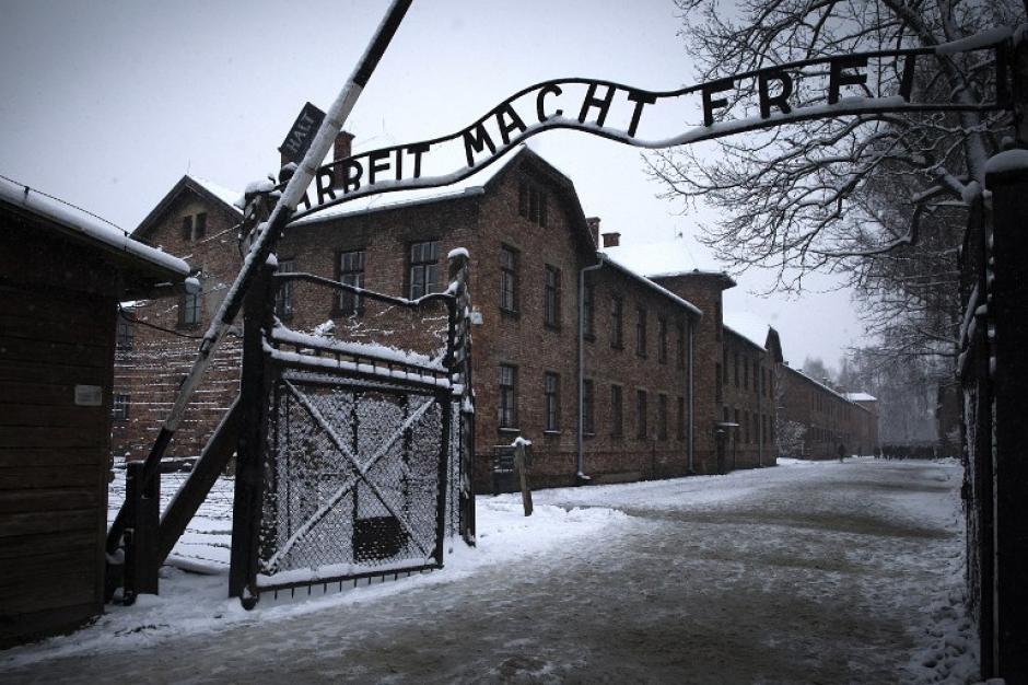     Entrada al ex campo de concentraci&oacute;n en Aushwitz donde muchos sobrevivientes se re&uacute;nen para celebrar la liberaci&oacute;n del campo, 70 a&ntilde;os atr&aacute;s. &nbsp;Foto: AFP/Joel Saget