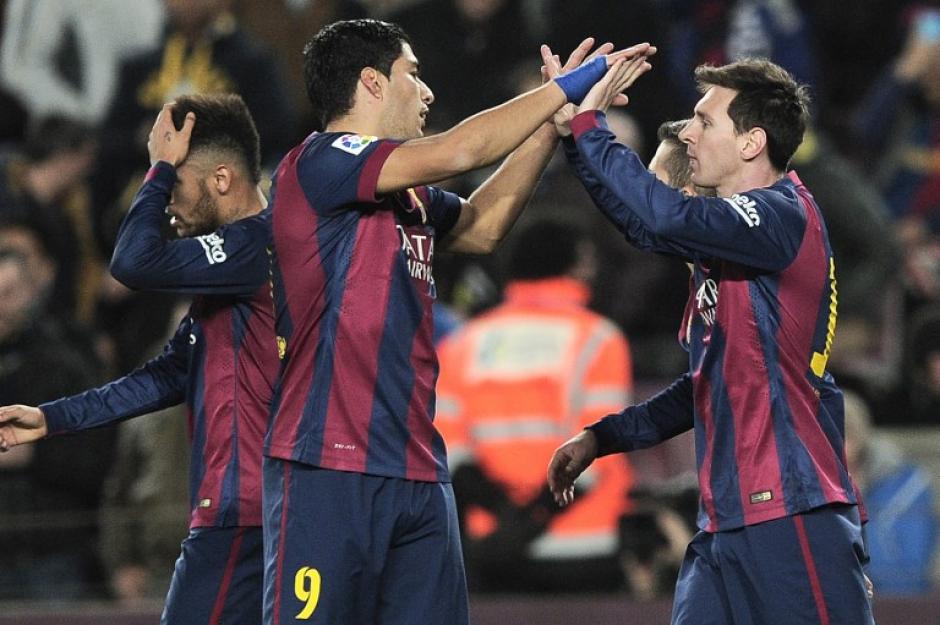 Su&aacute;rez felicita a Messi tras su anotaci&oacute;n. (Foto: AFP)