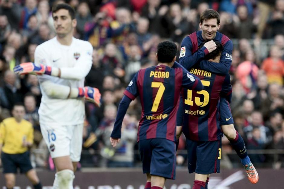 El Barcelona derrot&oacute; 5-0 al Levante y sigue en pie de guerra contra el l&iacute;der Real Madrid. (Foto: AFP)