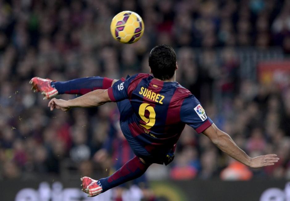 Su&aacute;rez anot&oacute; de chilena el 5-0 ante el Levante al minuto 73. (Foto: AFP)