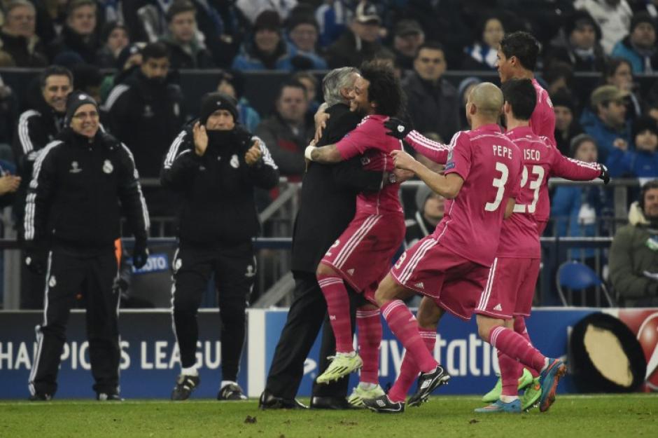 Ancelotti celebr&oacute; con su plantilla el triunfo ante el Schalke 04 en Alemania. (Foto: AFP)