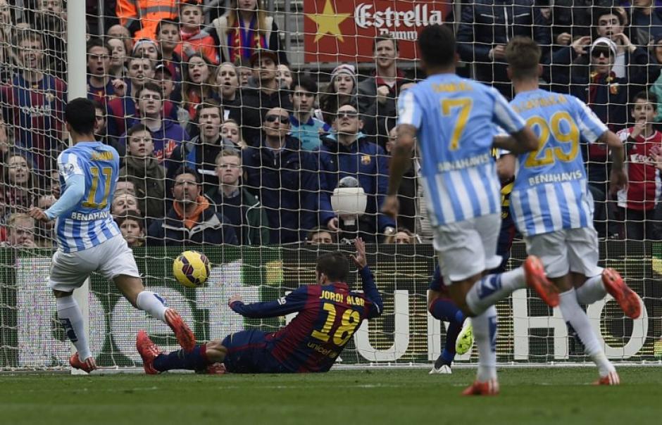 Juanmi anota el gol del triunfo del M&aacute;laga, tras error de Dani Alves. (Foto: AFP)