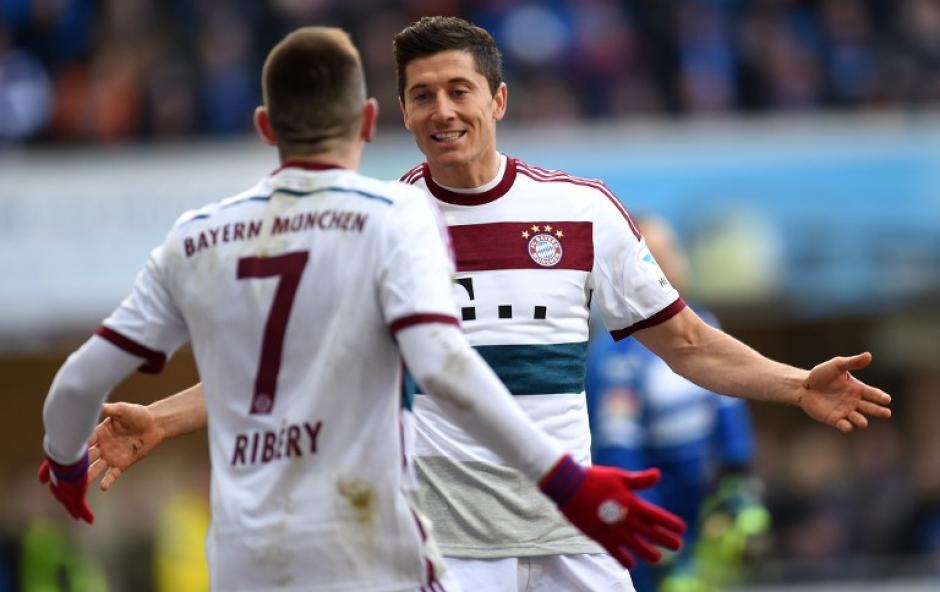 Lewandowski festeja una de sus anotaciones con el frnac&eacute;s Ryb&eacute;ry. (Foto: AFP)