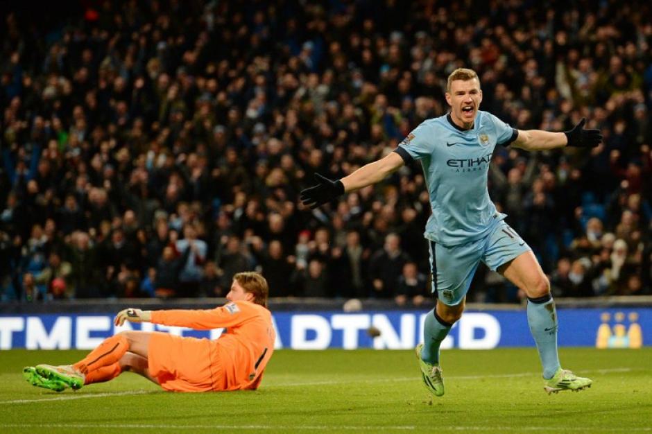 Edin Dzeko festeja una de sus anotaciones. (Foto: AFP)
