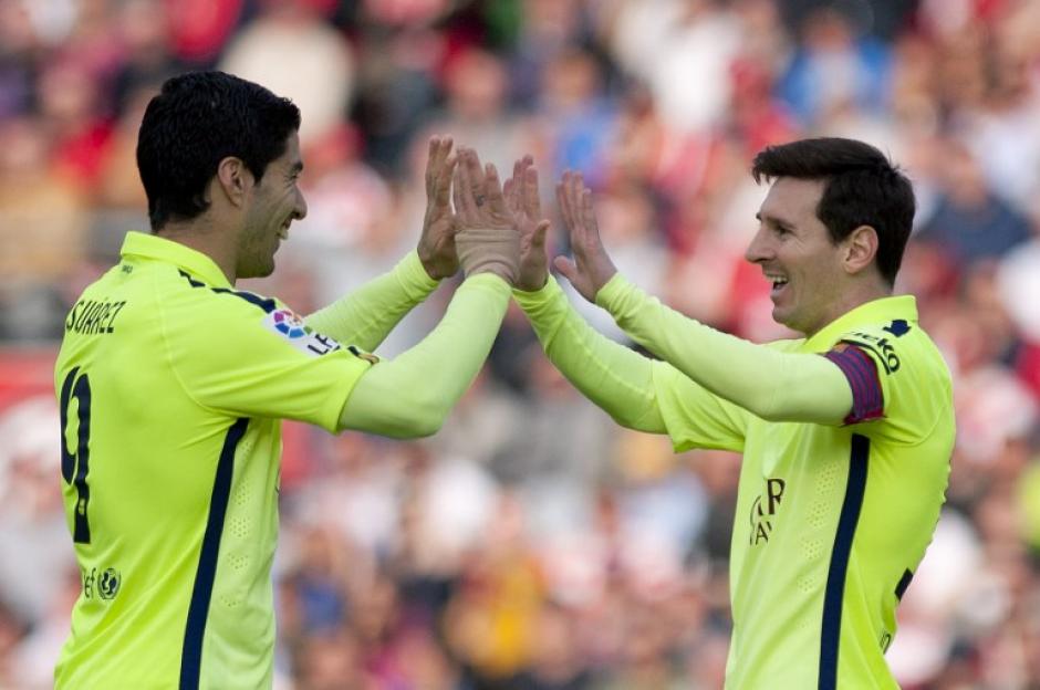 Luis Suar&eacute;z y Lio Messi celebran luego del gol del argentino que cerr&oacute; la cosecha de goles en el estadio del Granada. (Foto: AFP/ JORGE GUERRERO)