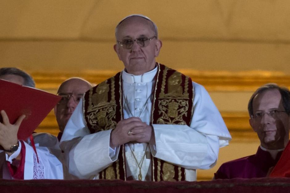 El Papa Francisco aparece en el balc&oacute;n de la bas&iacute;lica de San Pedro despu&eacute;s de ser electo. (Foto: Archivo/AFP)&nbsp;