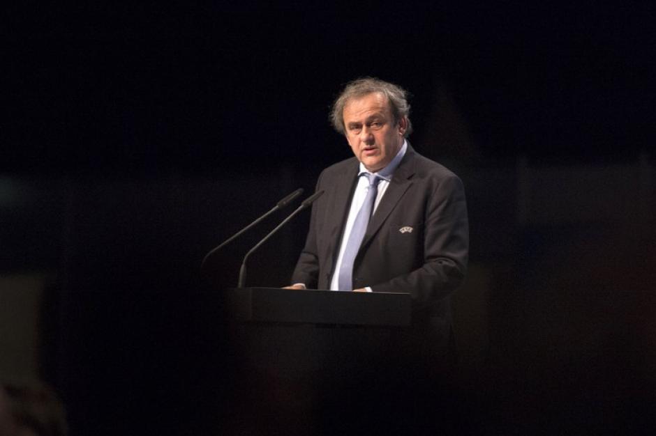 Michel Platini es uno de los candidatos m&aacute;s fuertes a ganar la presidencia de la FIFA. (Foto: AFP)