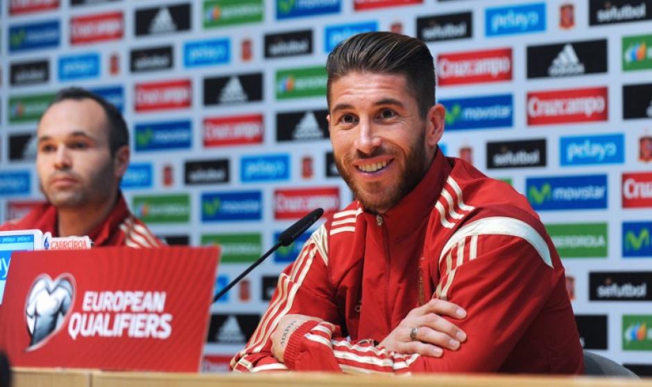 Andr&eacute;s Iniesta y Sergio Ramos son dos de los estandartes de la selecci&oacute;n espa&ntilde;ola de Vicente del Bosque. (Foto: AFP)