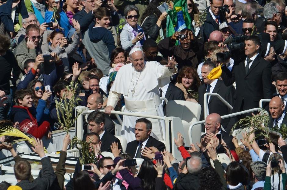 El papa Francisco recorri&oacute; la Plaza de San Pedro para bendecir a los cat&oacute;licos que se congregaron en ese lugar para participar en la misa de Domingo de Ramos. (Foto: AFP)