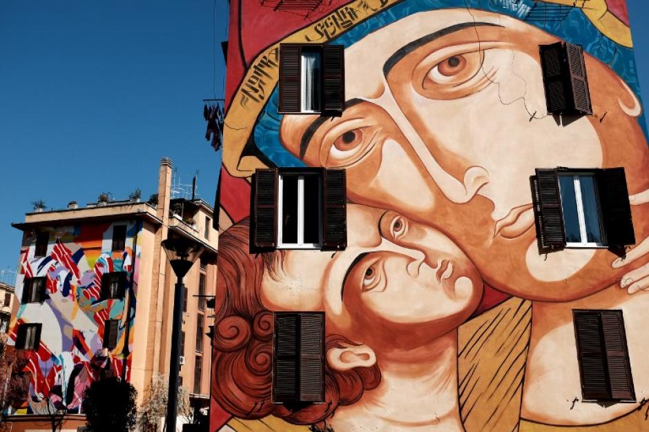 Una imagen muestra un mural titulado "Santa Maria di Shangai" del artista italiano MR Klevra el 9 de abril de 2015 en el distrito de Tor Marancia de Roma. (Foto: AFP)