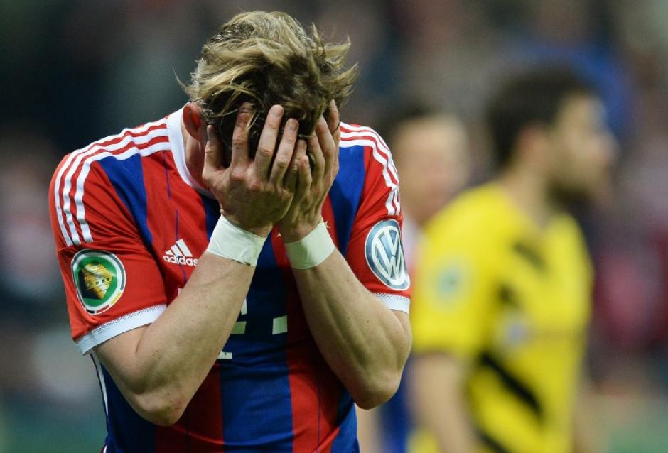 Bastian Schweinsteiger se lleva las manos a la cara tras la eliminaci&oacute;n del Bayern Munich de la Copa de Alemania. (Foto: AFP)