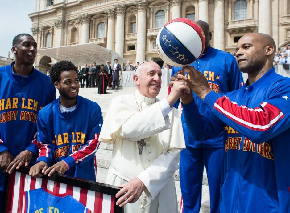 El papa Francisco conversa con jugadores del equipo de baloncesto Harlem Globetrotters durante la audiencia general del mi&eacute;rcoles celebrada en la Plaza de San Pedro en el Vaticano. (Foto: AFP)&nbsp;