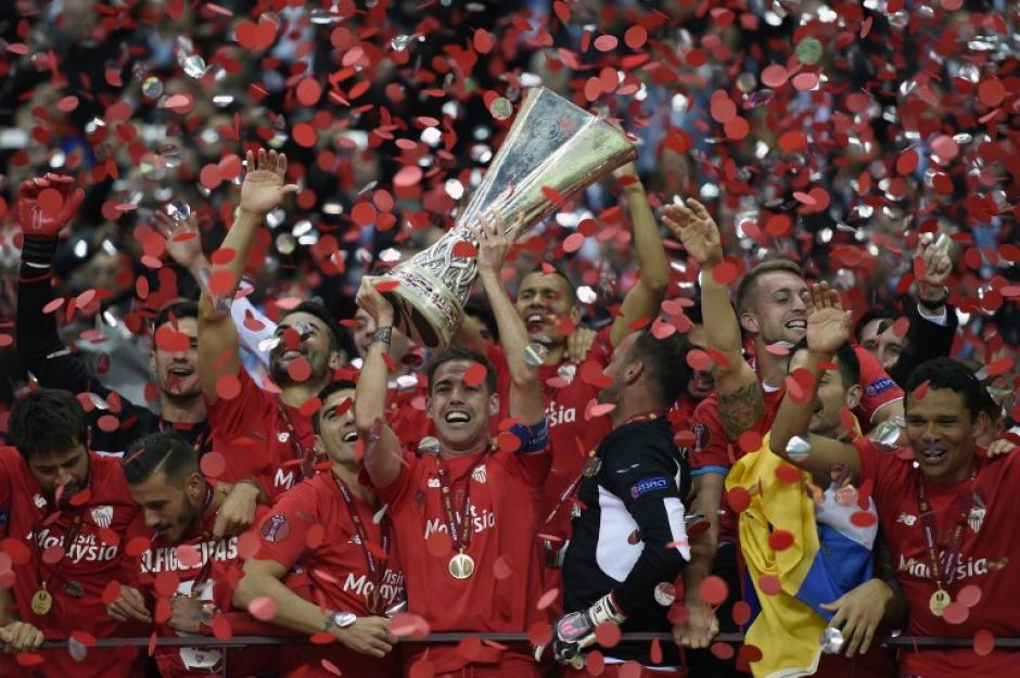 El Sevilla levant&oacute; su cuarta copa de la Europa League, esta vez ante el Dnipro. (Foto: AFP)