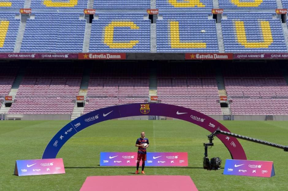 Aleix Vidal fue presentado como nuevo fichaje del Barcelona ante un Camp Nou vac&iacute;o. (Foto: AFP)