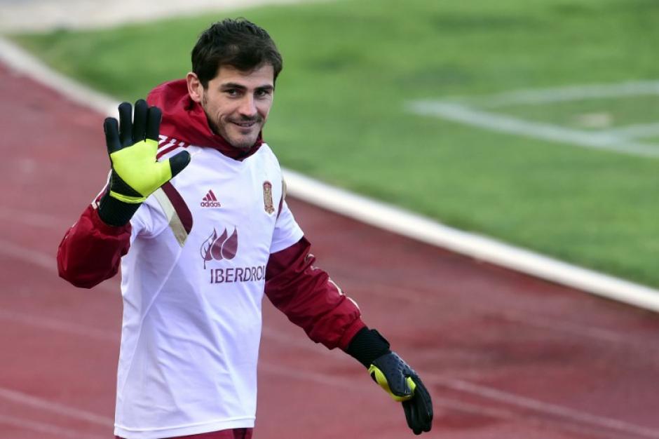 Iker Casillas ya es oficialmente el nuevo guardameta del Oporto de Portugal. (Foto: AFP)