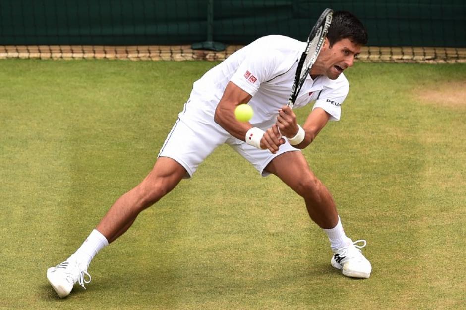 Novak Djokovic avanz&oacute; a cuartos de final en Wimbledon y en esa instancia enfrentar&aacute; a Cilic. (Foto: AFP)