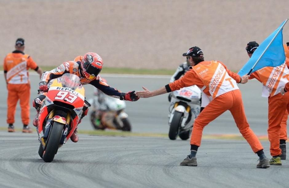 El espa&ntilde;ol Marc M&aacute;rquez saluda a un miembro de su equipo tras ganar el GP de Alemania. (Foto: AFP)