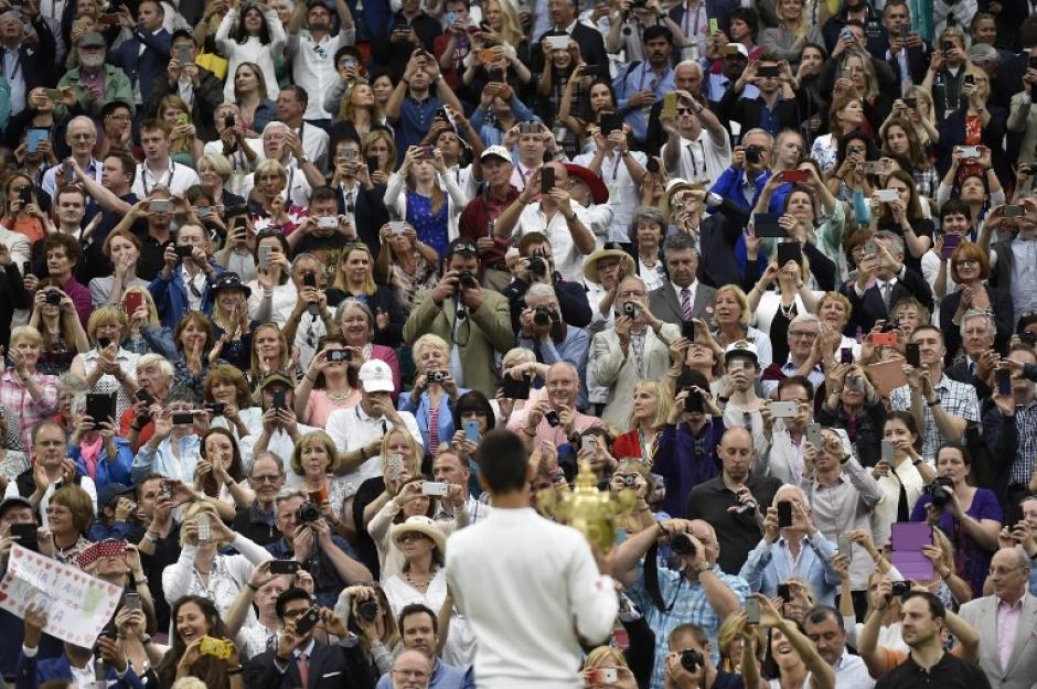Djokovic pos&oacute; para las fotograf&iacute;as de los asistentes a la final de Wimbledon tras derrotar a Federer. (Foto: AFP)