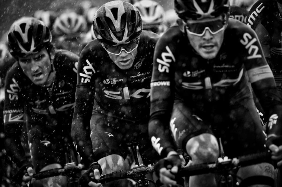 Al centro el ciclista Christopher Froome acompa&ntilde;ado de su equipo, al frente Luke Rowe abri&eacute;ndole el paso. (Foto: Jeff Pachoud/AFP)