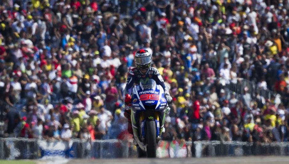 Jorge Lorenzo sobre su Yamaha, &eacute;l fue el campe&oacute;n del Gran Premio de Arag&oacute;n. (Foto: AFP)