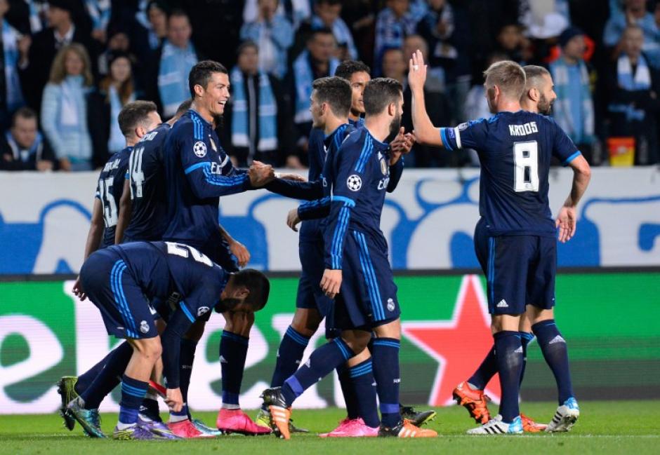 Cristiano Ronaldo celebra con sus compa&ntilde;eros tras haber anotado el 1-0 sobre el Malm&ouml;. (Foto: AFP)