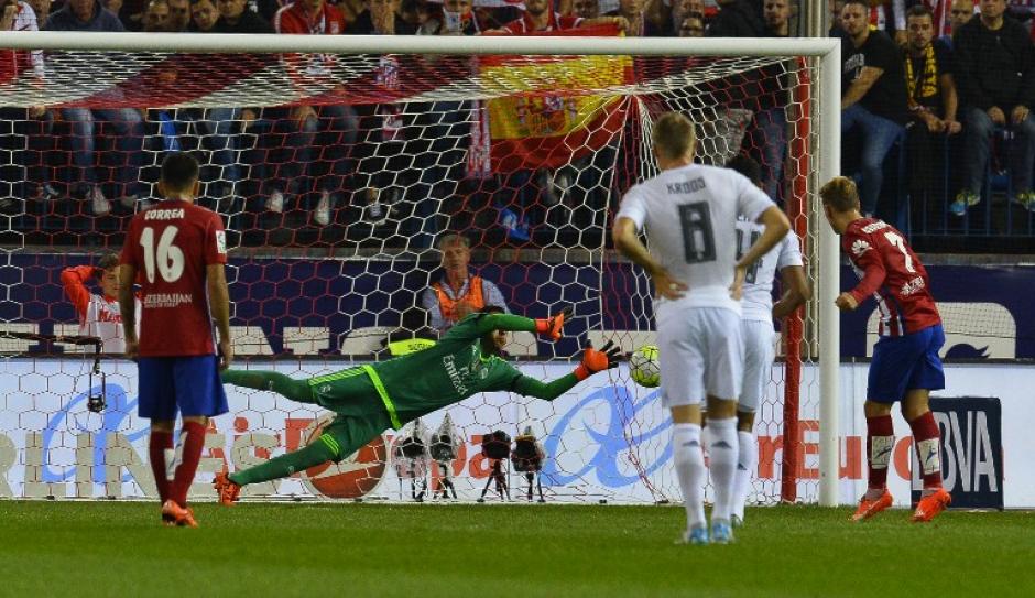 El guardameta tico Keylor Navas detuvo un penal cobrado por Griezmann. (Foto: AFP)