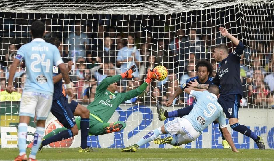 El portero costarricense del Real Madrid, Keylor Navas, detiene el bal&oacute;n pateado por el delantero del Celta de Vigo, Iago Aspas. El tico salv&oacute; a su equipo en varias ocasiones. (Foto: AFP)