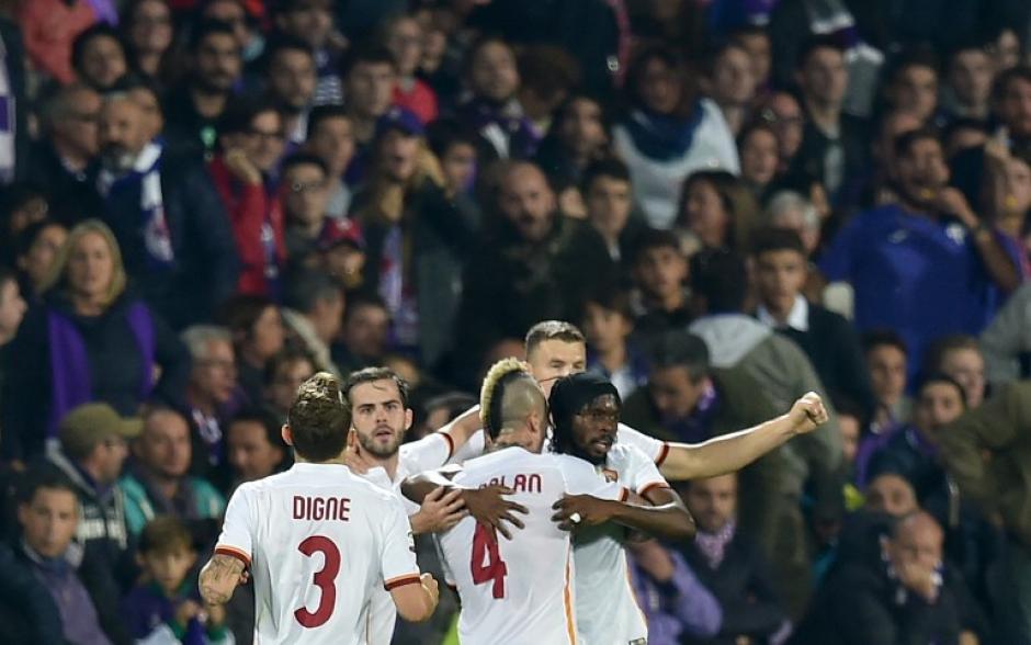 Roma derrot&oacute; de visita al Fiorentina y tom&oacute; el liderato de la Serie A. (Foto: AFP)