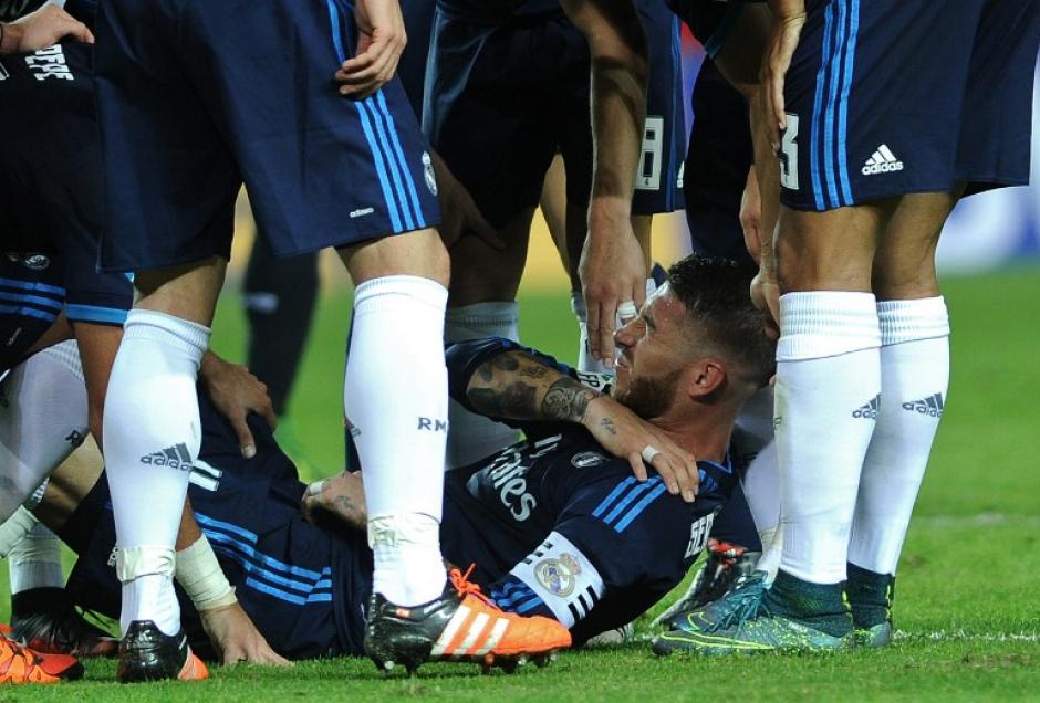 Sergio Ramos pidi&oacute; asistencia m&eacute;dica, tras caer al c&eacute;sped luego de anotar de chilena para el Real Madrid. (Foto: AFP)