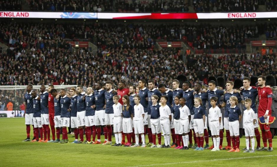 En el estadio de Wembley, los aficionados rindieron tributo a las v&iacute;ctimas de los atentados en Par&iacute;s. Las dos selecciones entonaron la Marsellesa abrazados. (Foto: AFP)