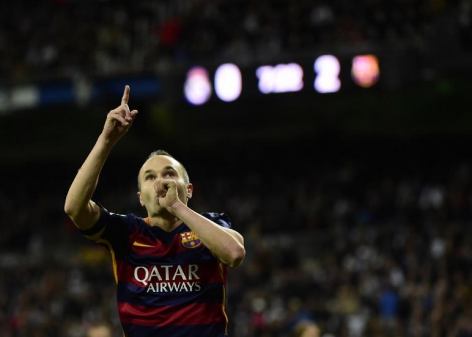 Andr&eacute;s Iniesta celebr&oacute; su gol con el cl&aacute;sico gesto para dedic&aacute;rselo a su beb&eacute;. (Foto: AFP)