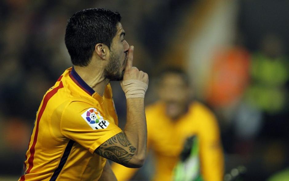 Luis Su&aacute;rez anot&oacute; el &uacute;nico del del Barcelona en el Mestalla ante el Valencia. (Foto: AFP)