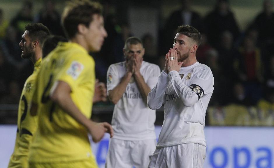Ramos y sus compa&ntilde;eros se lamentan tras el pitazo final al perder contra el Villarreal. (Foto: AFP)